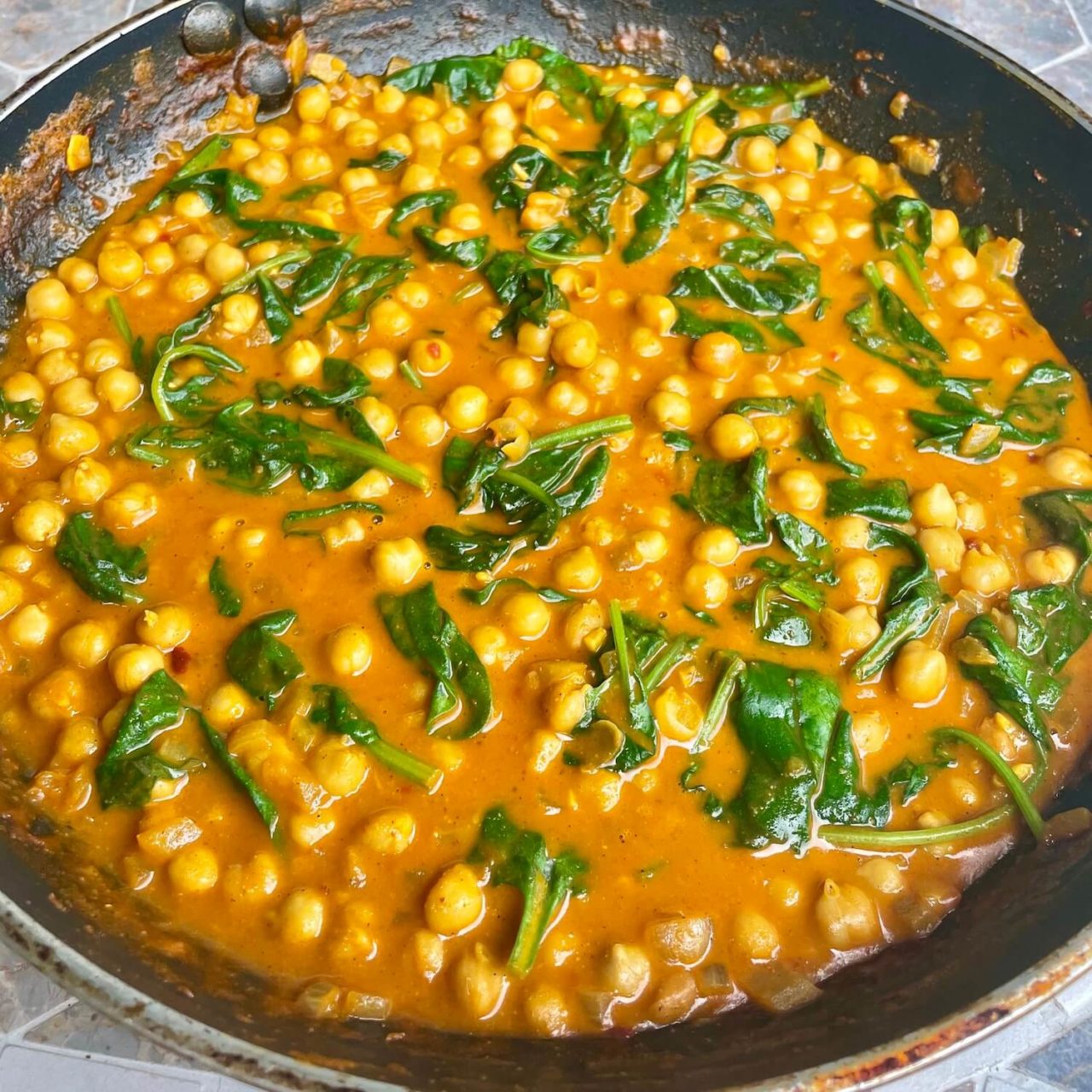 A 5 Step Vegan Chickpea And Spinach Curry Thatll Warm You Right Through 0584